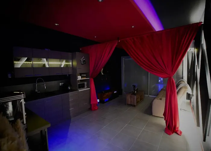 L Unique Cinema Room